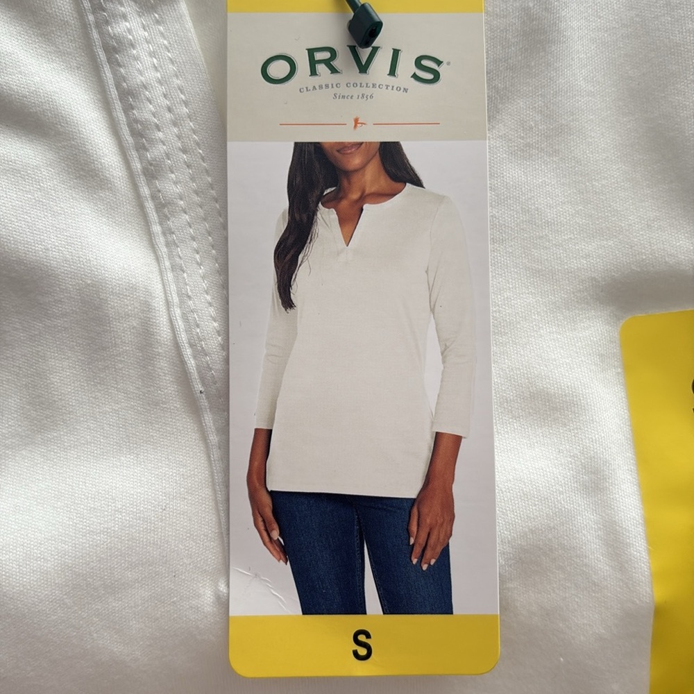 Ladies 3/4 sleeve finished hem to be worn untucked.Loose fitting.
New with tags